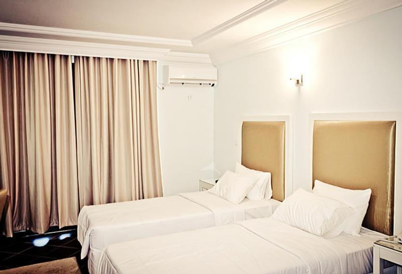 Hotel Raya Tichy Екстериор снимка